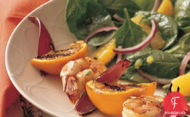 Gegrillte Garnelen-Kabobs mit Orangen-Spinat-Salat