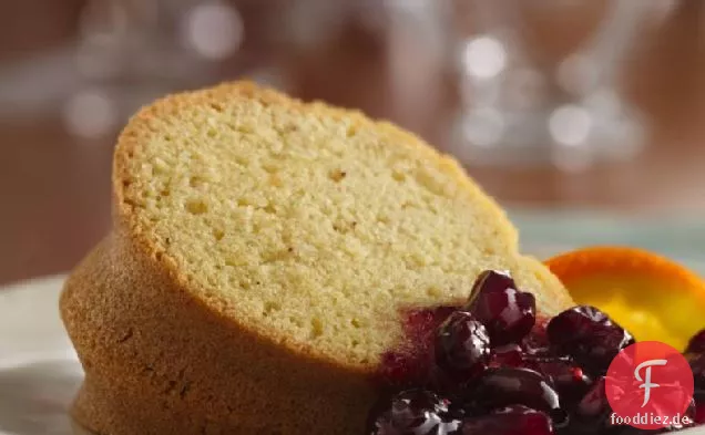 Glutenfreier Feiertagskuchen mit Cranberry-Sauce