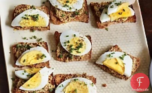 Hart gekochte Ei- und körnige Senftee-Cracker