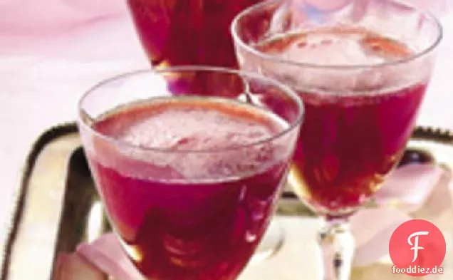 Schillerndes Himbeergetränk