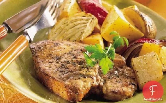 Gebratene Schweinekoteletts und Gemüse