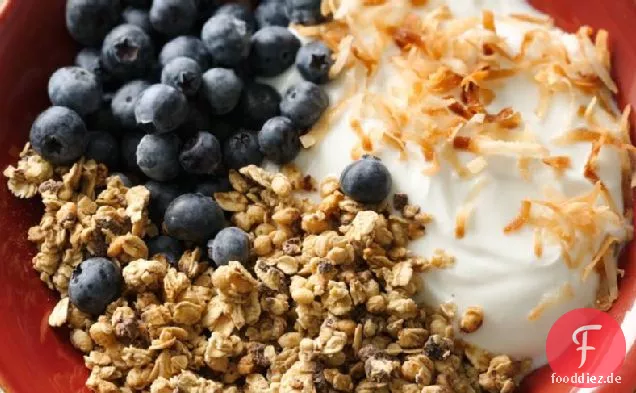 Schokolade und geröstete Kokosnuss-Joghurt-Schüssel