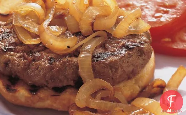 Gegrillte Hamburger Steaks mit Röstzwiebeln