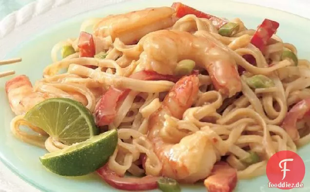 Garnelen mit thailändischen Nudeln und Erdnusssauce