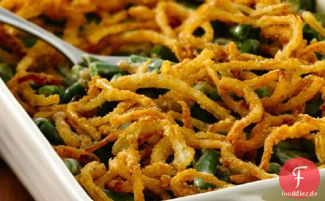 Glutenfreier grüner Bohnenauflauf mit gebratenen Zwiebeln