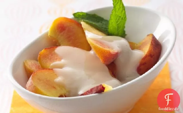 Frische Pfirsiche mit Amaretto-Sauce