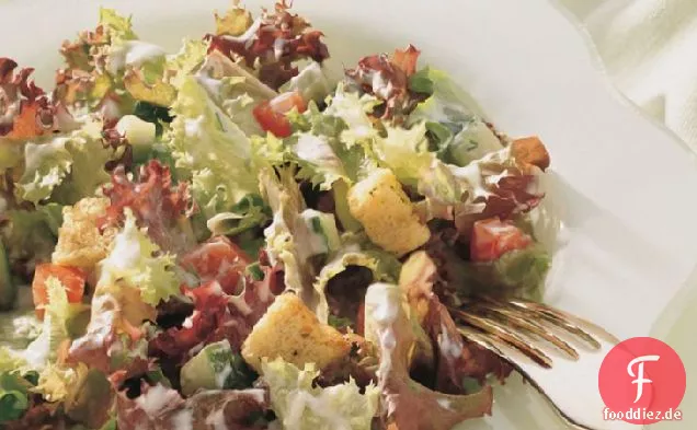 Geworfener Salat mit cremigem Dilldressing