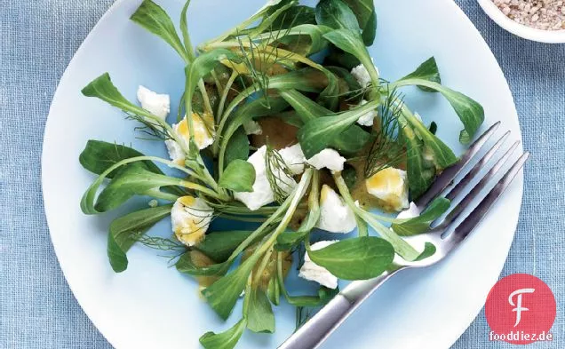 Mâche-Salat mit Ziegenkäse und Fenchel-Senf-Vinaigrette