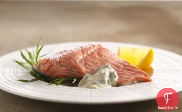 Kalter pochierter Lachs mit Kräutermayonnaise