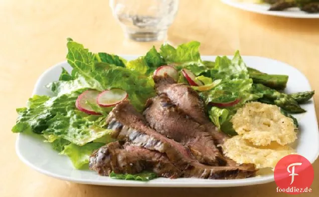 Gegrillter Flankensteak-Salat mit Parmesan-Chips