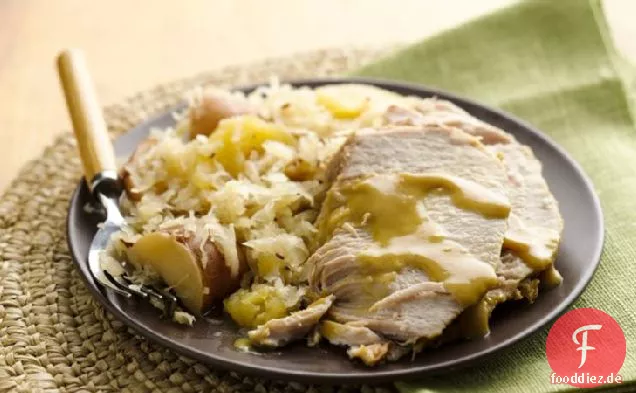 Slow-Cooker Schweinebraten und Sauerkraut Abendessen