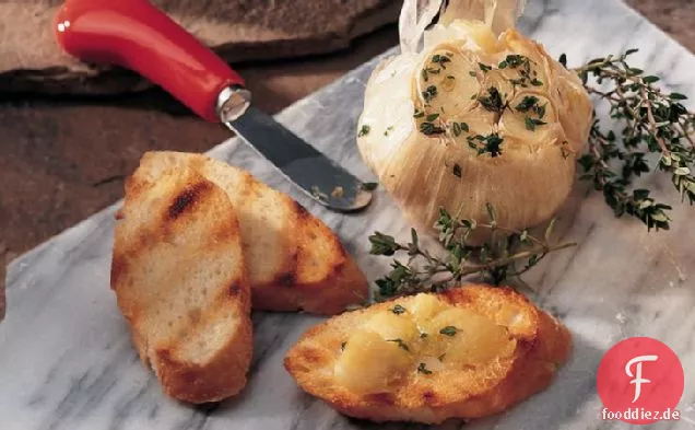 Gegrillter Knoblauch mit französischem Brot