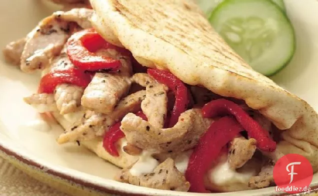 Gepfefferte Schweinefleisch-Pitas mit Knoblauchaufstrich