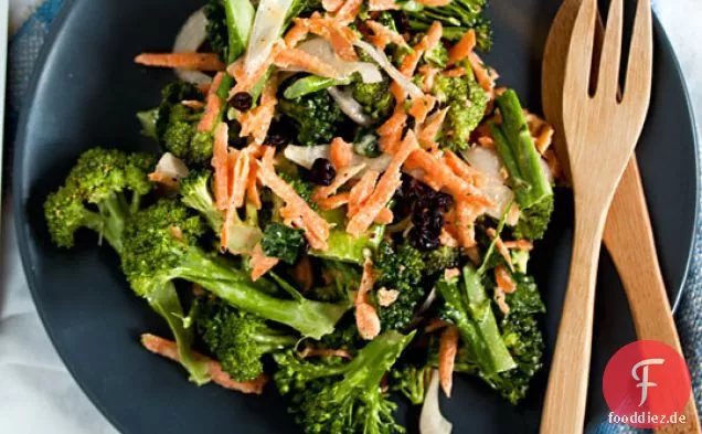 Brokkolisalat mit Karotten und Johannisbeeren