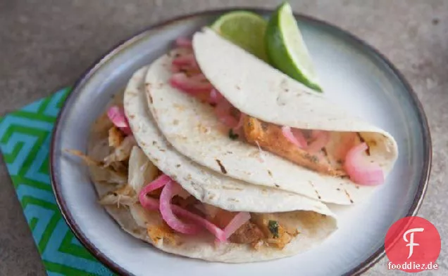 Gegrillter Fisch Tacos mit würzigen eingelegten Zwiebeln