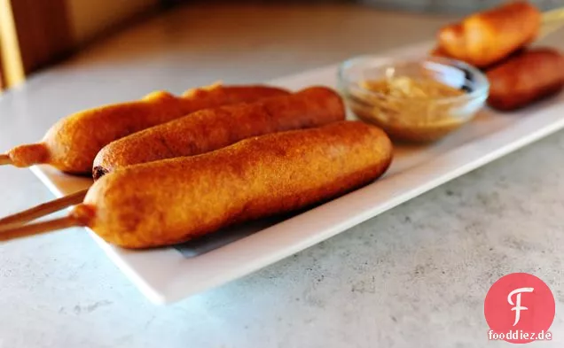 Klassische Corn Dogs und Käse auf einem Stick