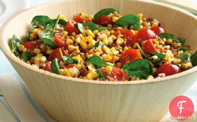 Weizenbeere, gerösteter Mais und Spinatsalat