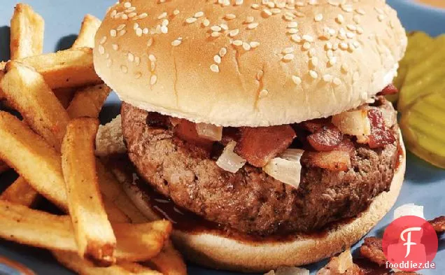Speck und Zwiebel erstickte Burger