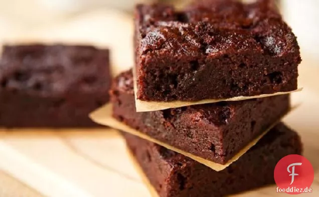 Boozy Himbeer Poke Brownies