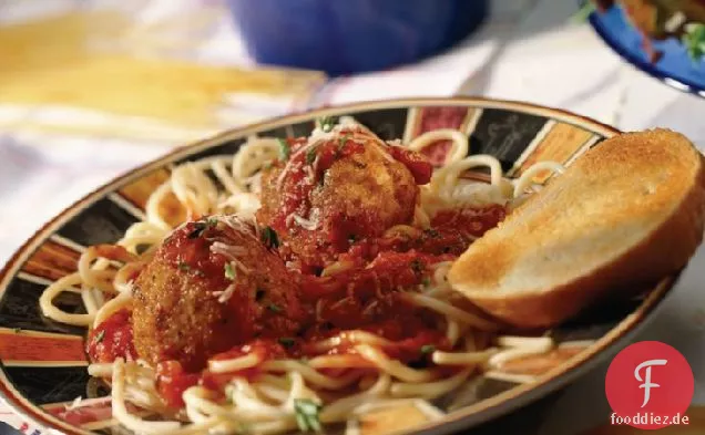 Spaghetti und würzige Reisbällchen