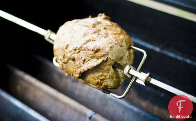 Senf verkrustete Auge Runde Braten Auf Der Rotisserie