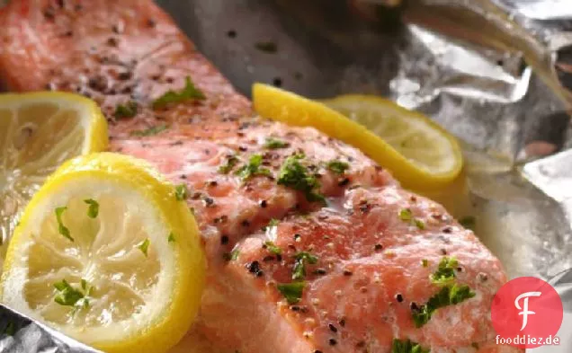 Gegrillte Zitronen-Lachs-Folienpackungen