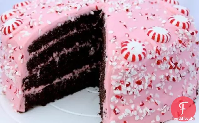 Schokoladen-Fudge-Kuchen mit rosa Pfefferminz-Frischkäse-Zuckerguss