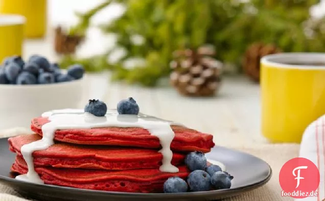 Rote Samtpfannkuchen mit Kokossirup und Blaubeeren