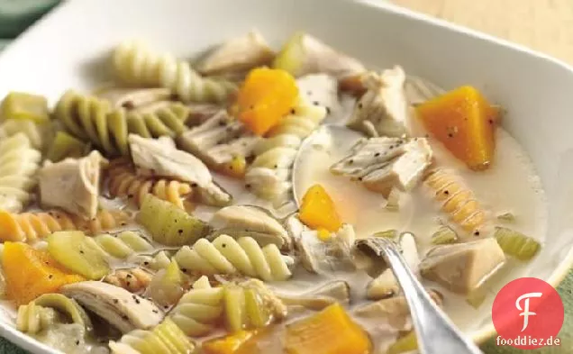 Hühnchen-, Kürbis- und Nudelsuppe