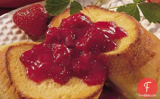 Gebackener französischer Toast mit Erdbeer-Rhabarbersauce