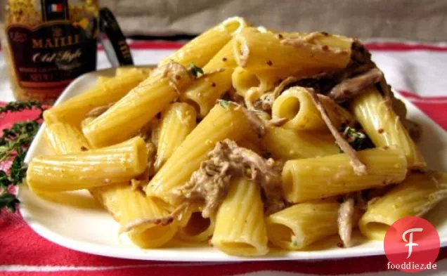 Rigatoni mit geschreddertem Schweinefleisch in Senfrahmsauce