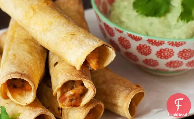 Gebackene Hähnchen-Taquitos mit grünen Chilis und Avocado-Joghurt-Dip