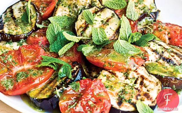 Gegrillte Auberginen-und Tomatensalat