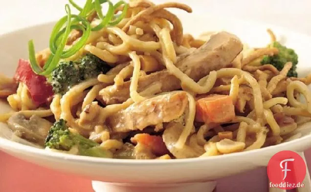 Würziger asiatischer Hühnchen-Nudel-Auflauf