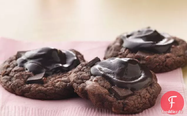 Fudgy-gekrönt Schokolade-Kirsch-Cookies