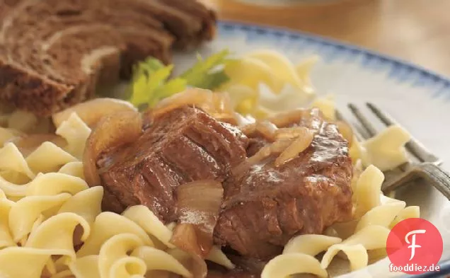 Slow-Cooker bayerisches Rundsteak mit roten Zwiebeln und Nudeln