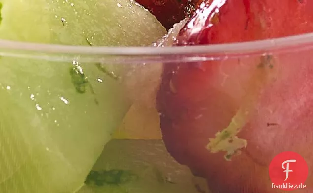 Gemischtes frisches Obst mit Limette und Ingwer