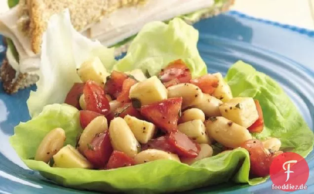 Salat aus weißen Bohnen, Kräutern und Tomaten