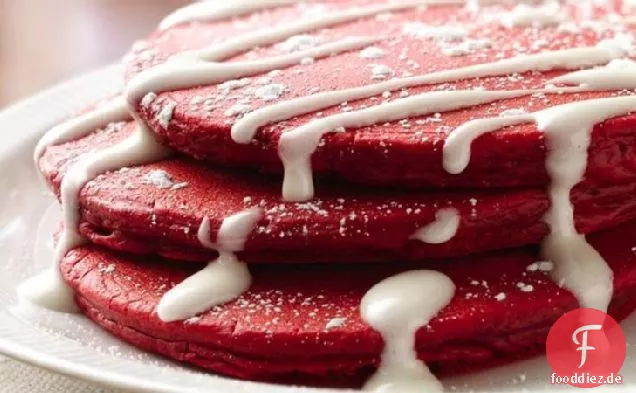 Rote Samtpfannkuchen mit Frischkäse-Topping