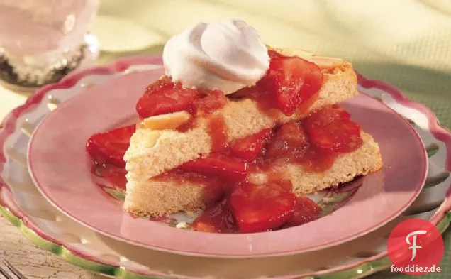 Mandel-Shortcake mit Erdbeer-Rhabarber-Sauce