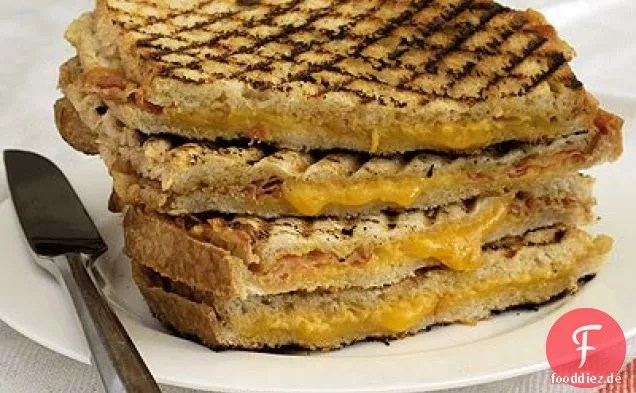 Gegrillte Cheddar-Käse-Panini mit Pancetta und heißem Senf