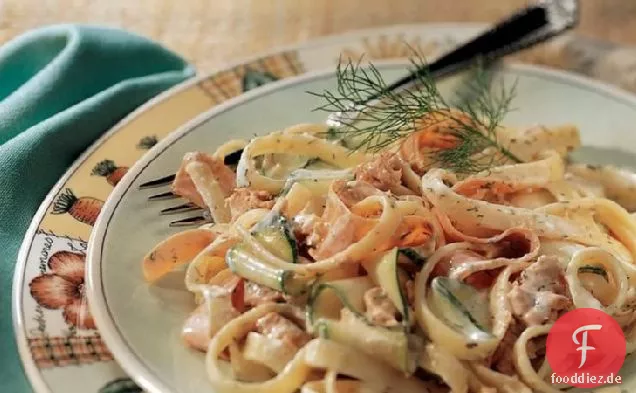 Nudelsalat mit Lachs und Dill
