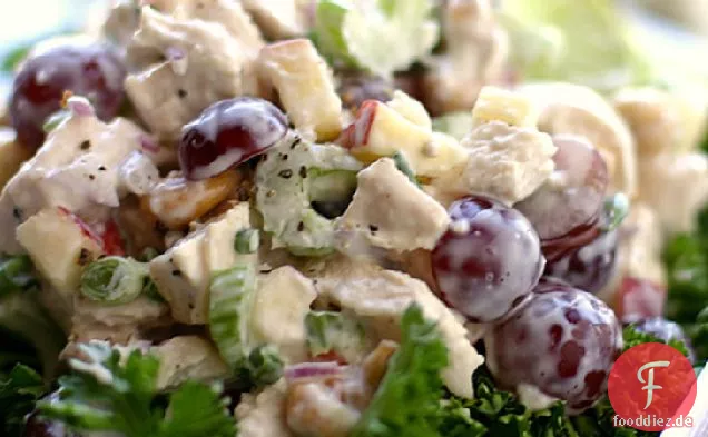 Hühnersalat mit Trauben, Cashewnüssen, Äpfeln und frischem Dill