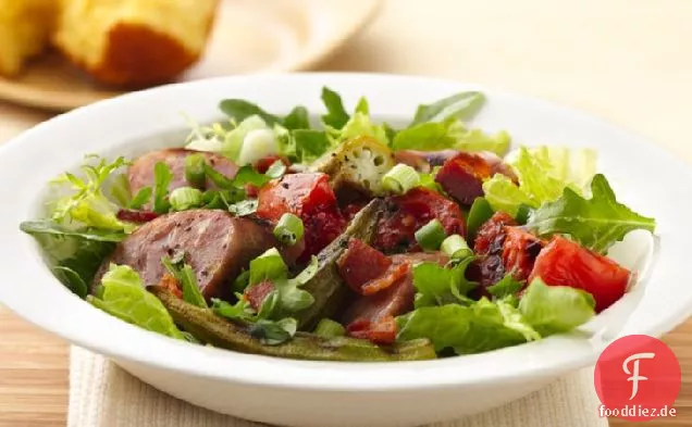 Gegrillte Wurst Okra und Tomatensalat