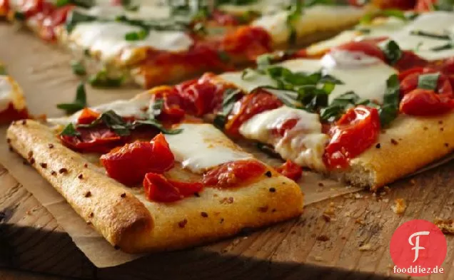Knoblauchbutter verkrustete Margherita Pizza