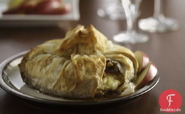 Phyllo-umwickelter Brie mit Feigenkonserven und gerösteten Walnüssen