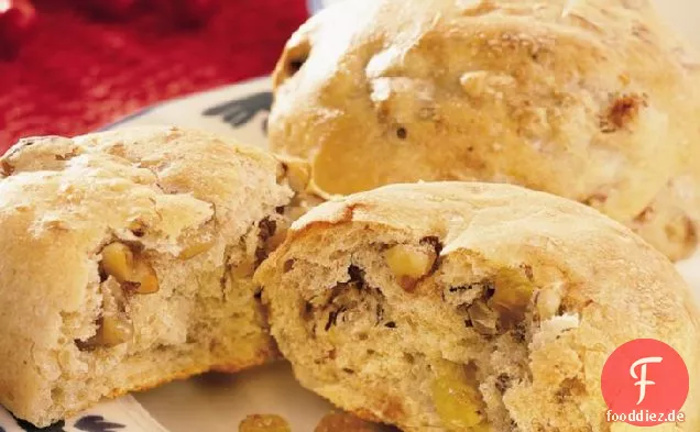 Walnuss-, Haselnuss- und goldene Rosinen-Weizenbrötchen