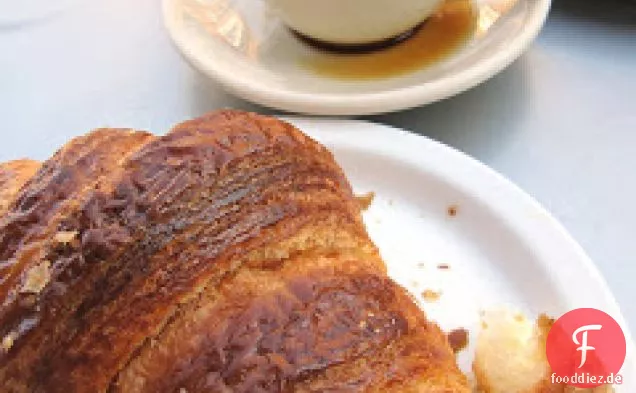 Torte mit karamellisierten Zwiebeln, Oliven und Sardellen