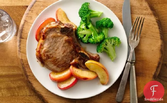 Schweinekoteletts und Äpfel