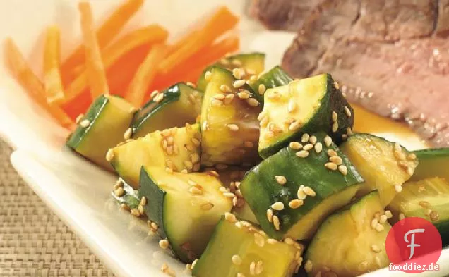 Asiatischer Gurken-Zucchini-Salat